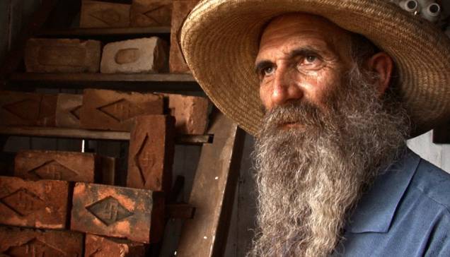 Menino 23 - Infâncias Perdidas no Brasil: tijolos marcados marcados com suástica, numa fazenda em Santa Albertina Menino 23 - Infâncias Perdidas no Brasil: tijolos marcados marcados com suástica, numa fazenda em Santa Albertina