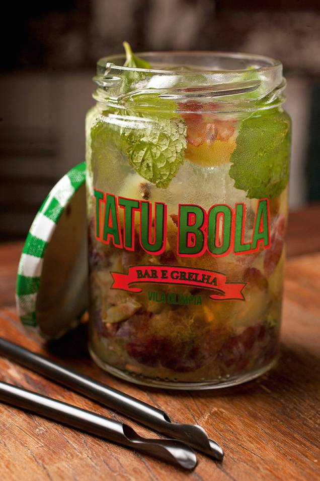 A caipirinha de uva e hortelã, servida em pote de compota A caipirinha de uva e hortelã, servida em pote de compota