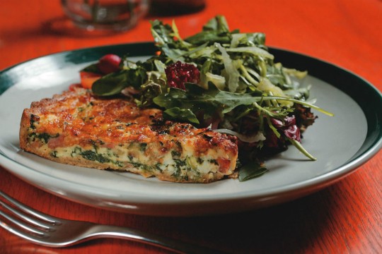 Quiche de legumes guarnecida de salada verde