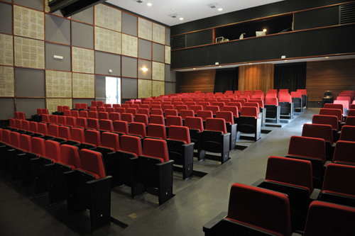 O teatro tem capacidade para 198 lugares