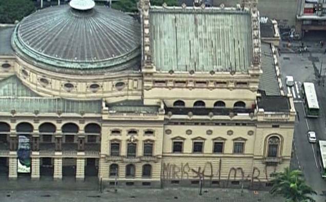 Lateral do Teatro Municipal: prédico histórico foi pichado durante os protestos de outubro de 2013 Lateral do Teatro Municipal: prédico histórico foi pichado durante os protestos de outubro de 2013