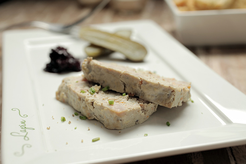 A terrine de campanha chega com pepino em conserva e cebola na redução de vinho do Porto