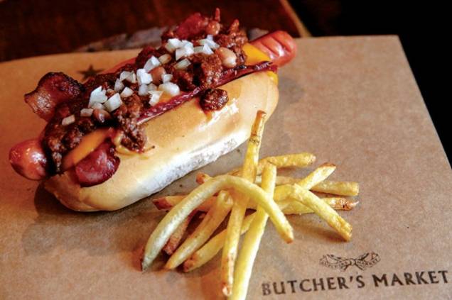 Hot-dog com bacon crocante, chili e feijões