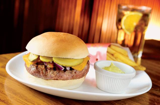 The Original: cheeseburger com cheddar, picles e cebola-roxa