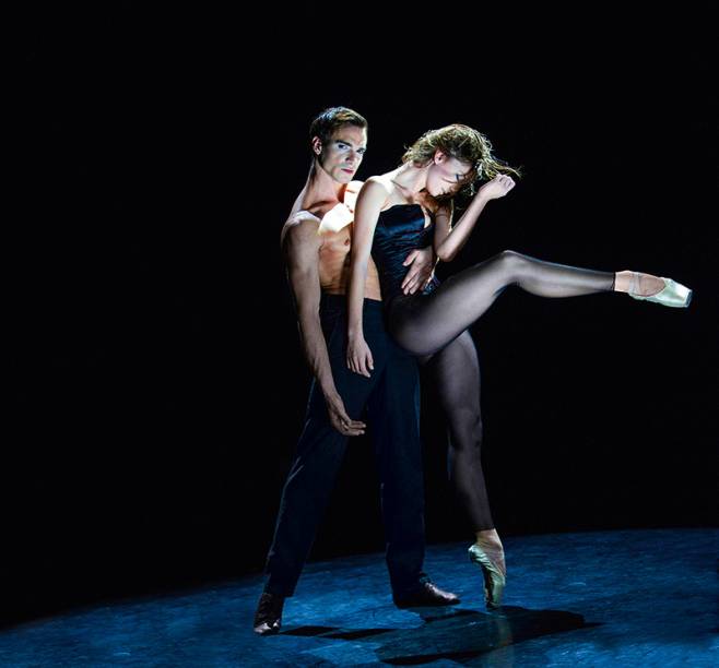 Daniel Reca e Luiza Lopes em cena de The Seasons: coreografia criada por Édouard Lock