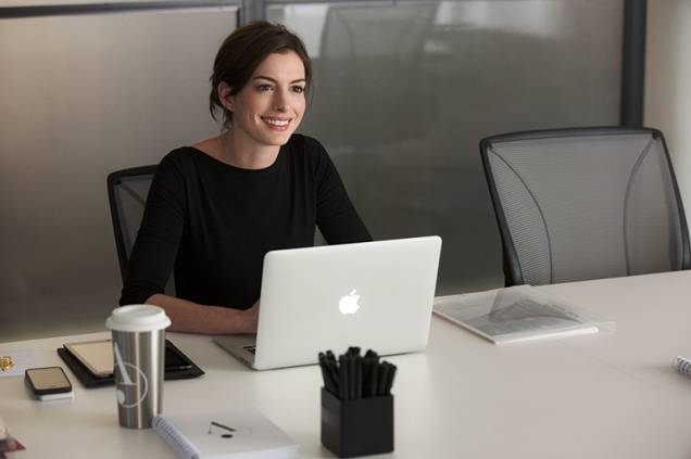 Um Senhor Estagiário: Anne Hathaway é uma bem-sucedida dona de um site de moda
