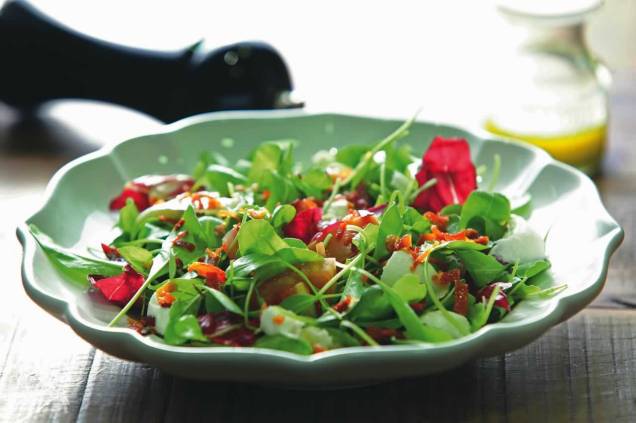 Salada capreseta: salpicada de mussarela de búfala e chips de presunto cru