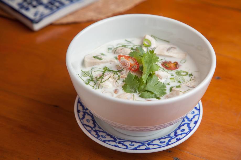 Tom kha gai é uma sopa de frango no leite de coco e folhas de limão kaffir