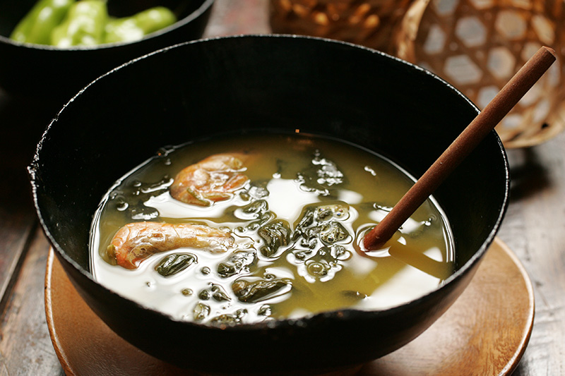 O tacacá: caldo típico do Pará à base de tucupi, camarão seco, jambu e goma de tapioca