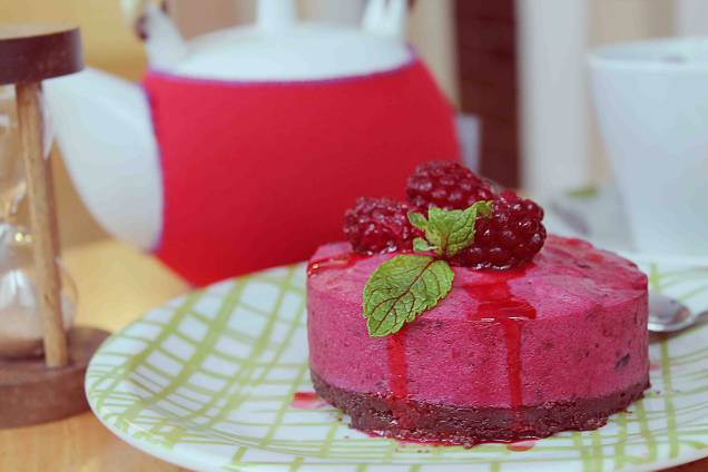 Novidade no Tea Connection: torta de amoras ao iogurte sobre base de chocolate