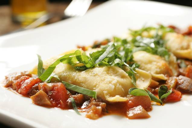 Torteloni de burrata com tomate San Marzano, ragu de beringela e rúcula