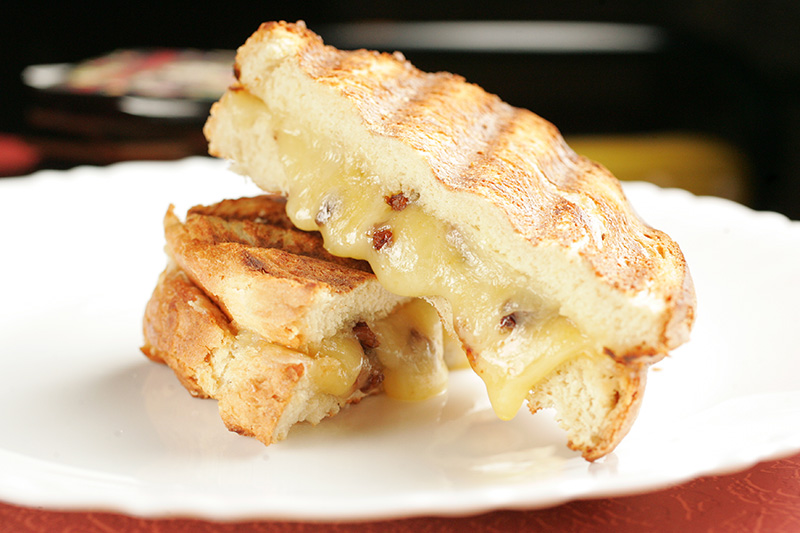 O tostex de queijo pode vir acrescido de pedacinhos de bacon