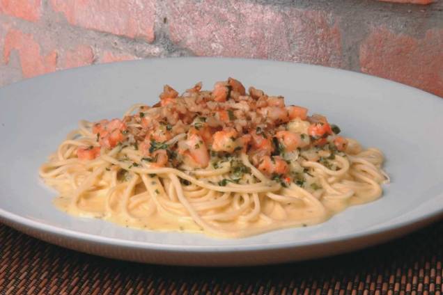 Especialidade do italiano Totò: tagliolini ao molho de camarão, gorgonzola e nozes