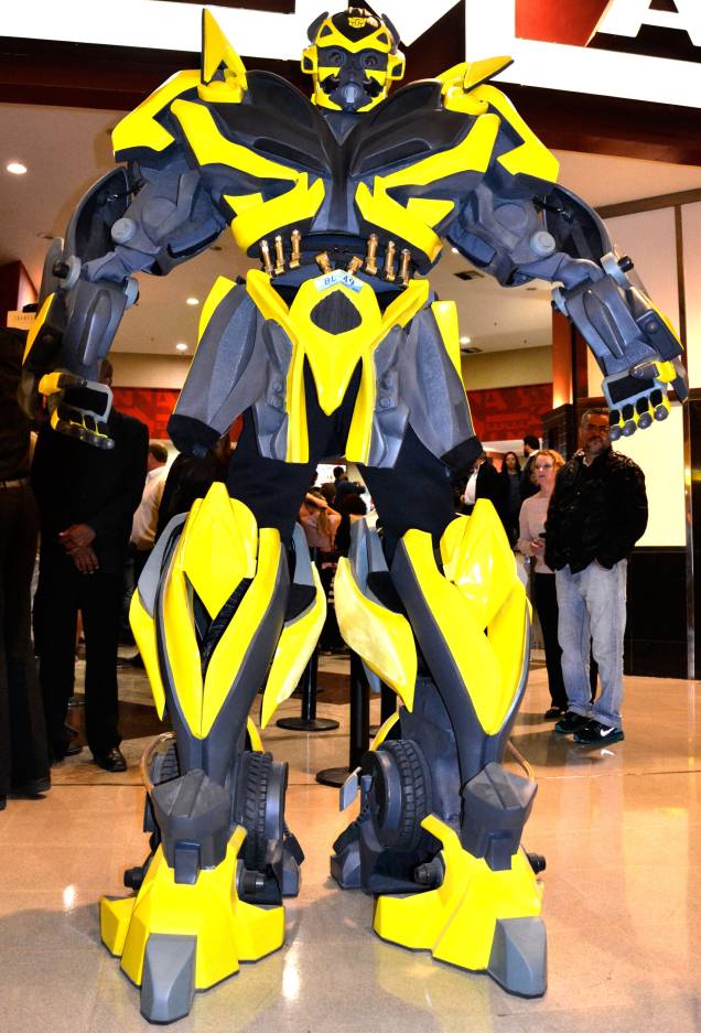 Robôs gigantes Transformers visitam shoppings e parques da cidade, como o Bumblebee