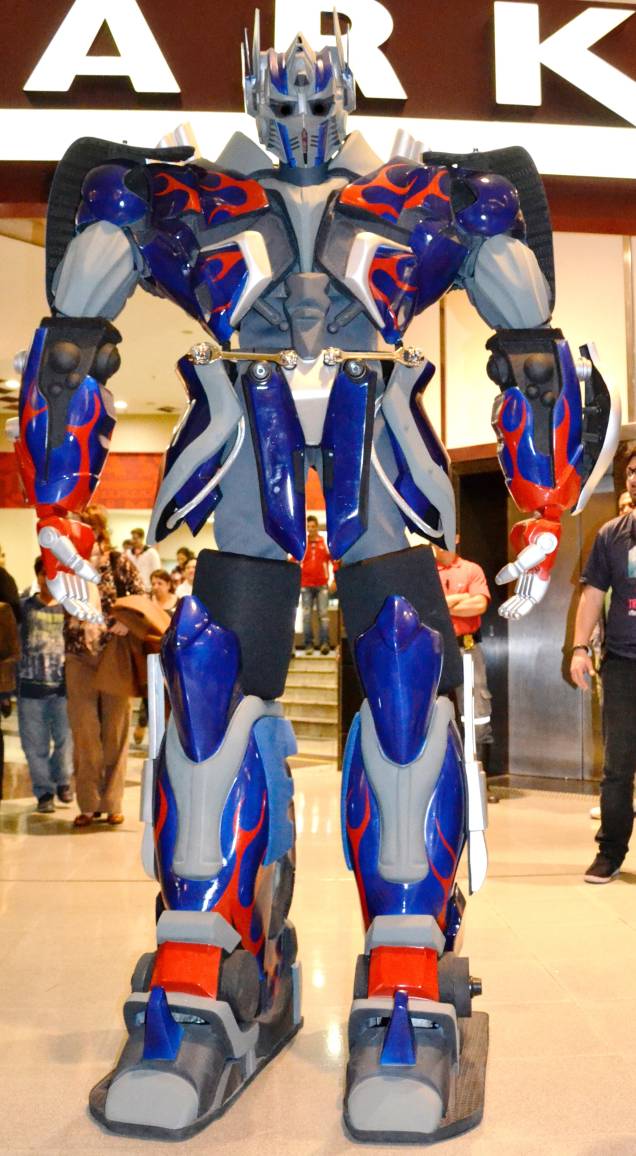 Optimus Prime também estará presente, com quase três metros de altura