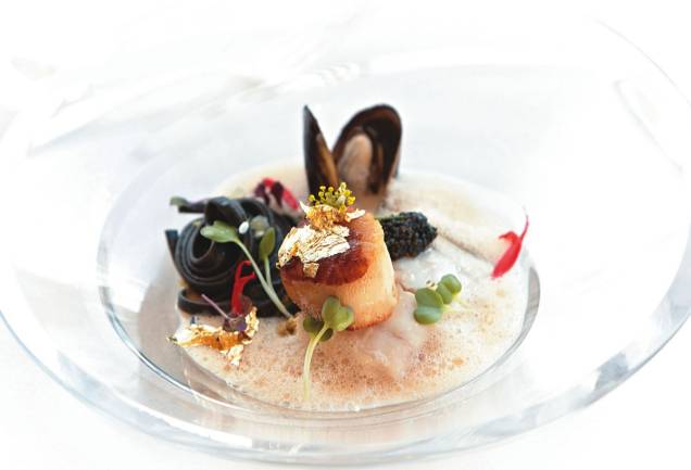 Robalo guarnecido de alho-poró, mexilhão, vieira e caviar osetra: receita do chef Benoît Sinthon