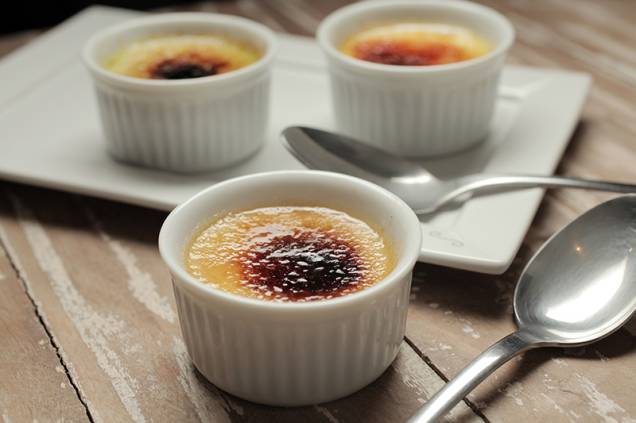 Em trio, o creme brûlé tem os sabores baunilha, pistache e caramelo