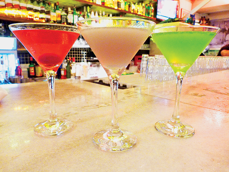 Martínis de uva, violeta e maçã verde