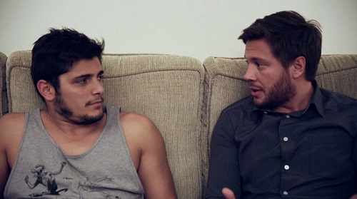 Turbulência: os primos Cláudio (Bruno Gissoni) e Beto (Arthur Vinciprova)