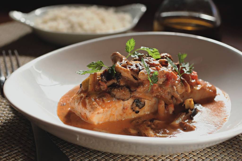 Robalo ao curry amarelo com vegetais