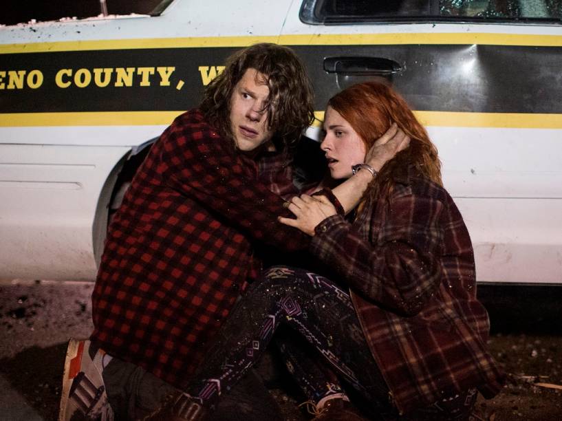 American Ultra: Armados e Alucinados: Mike e sua namorada Phoebe tornam-se alvos do governo norte-americano