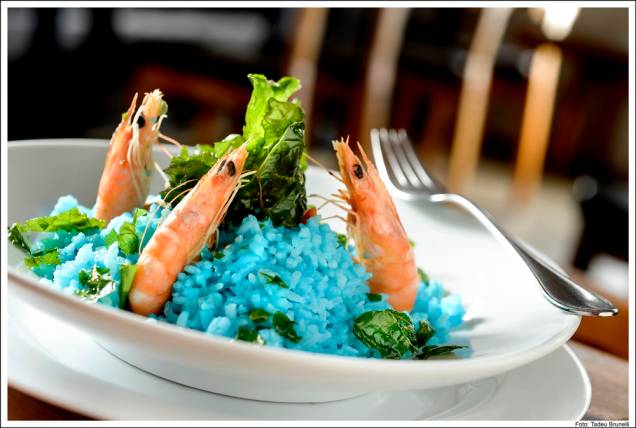 Receita de Lina Bo Bardi: arroz azul com camarão e chips de couve