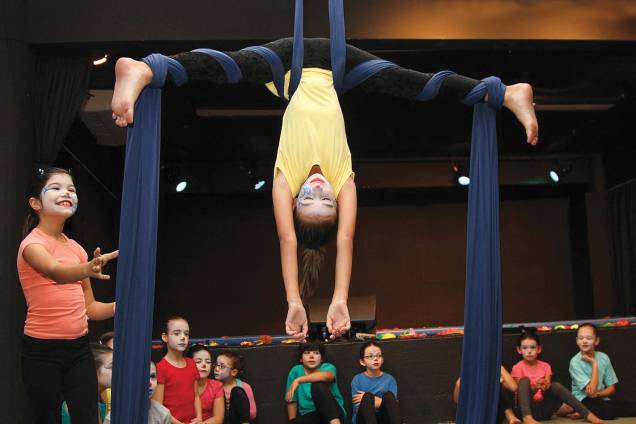 De pernas para o ar: crianças brincam de circo