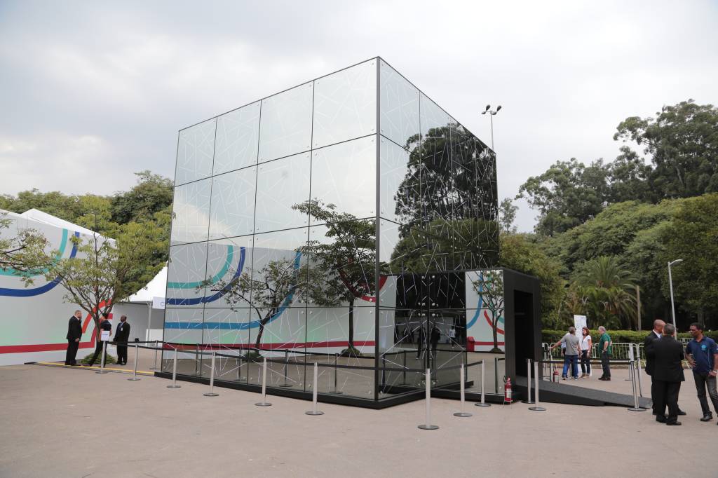 Pavilhão Ver: diversas imagens projetadas dentro do cubo