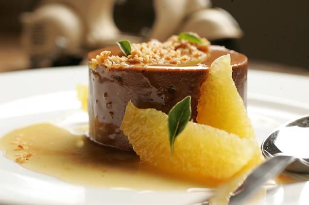 Equilibrada no açúcar, uma boa sobremesa é a torta musse de chocolate com calda de gengibre Equilibrada no açúcar, uma boa sobremesa é a torta musse de chocolate com calda de gengibre