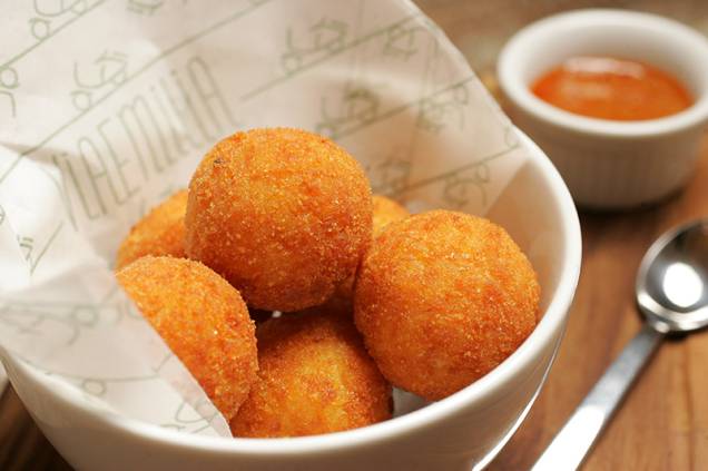 Para a entrada, há seis bolinhos de arroz ao açafrão Para a entrada, há seis bolinhos de arroz ao açafrão