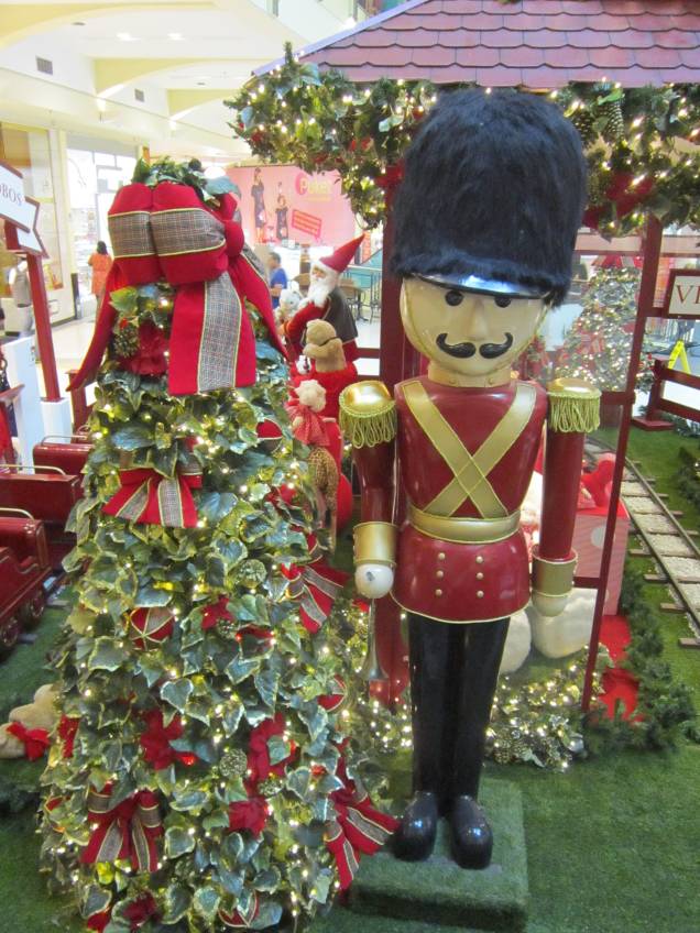 Boneco de um soldadinho na decoração de Natal do Shopping Villa Lobos