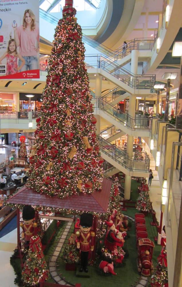 Árvore no Shopping Villa Lobos Árvore no Shopping Villa Lobos