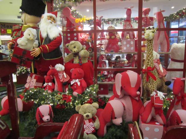 Decoração de Natal do Shopping Villa Lobos recria uma fábrica de brinquedos