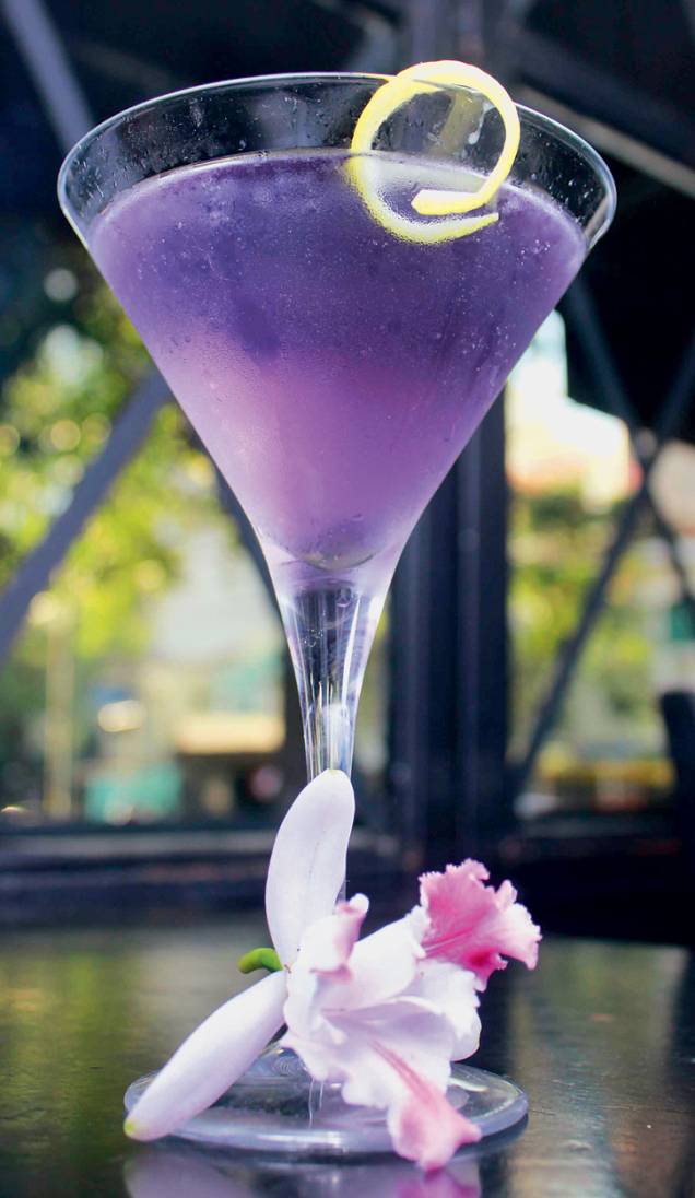 O violet martini, feito com limão e vermute