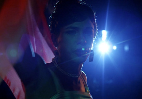 Jesus (Héctor Medina)faz a maquiagem em um clube de drag queens de Havana onde sonha em ser um performer Jesus (Héctor Medina)faz a maquiagem em um clube de drag queens de Havana onde sonha em ser um performer