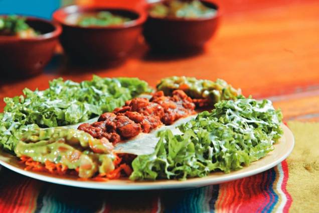 Burrito de carne desfiada, chili, guacamole e queijo: especialidade do Viva México