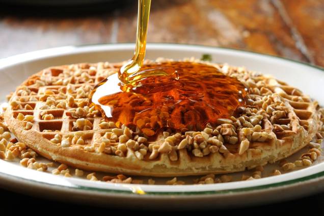 Waffle: cobertura de mel e nozes