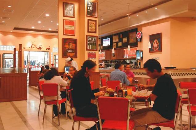 Salão da lanchonete Well’s, no Santana Parque Shopping: decoração de estilo americano Salão da lanchonete Well’s, no Santana Parque Shopping: decoração de estilo americano