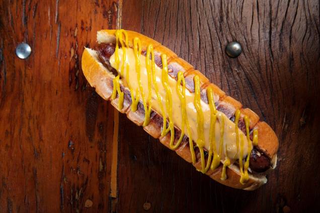Hot dock: sanduíche é inspirado nos hot dogs americanos e tem salsicha bovina artesanal, molho de queijo cheddar e mostarda
