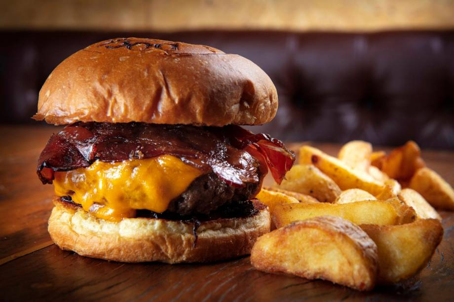 Sucesso da casa: no brooklin, a carne é preparada na chapa e ganha companhia de cheddar inglês, bacon, cebola caramelada e tomate