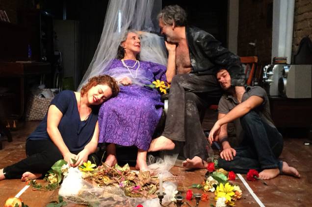 Velório em cena: Maria Alice Vergueiro cercada por Luciano Chirolli, Carolina Splendore e Robson Catalunha Velório em cena: Maria Alice Vergueiro cercada por Luciano Chirolli, Carolina Splendore e Robson Catalunha