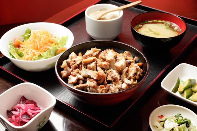 Toriyaki: frango em cubos grelhados sobre arroz junto dos acompanhamentos