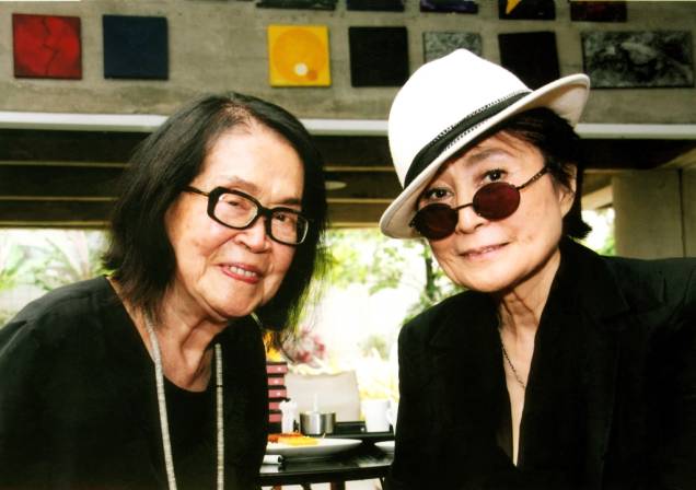 Tomie Ohtake: Yoko Ono em visita à casa de Tomie Ohtake