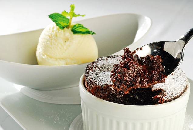 O italiano se rende à pedida francesa, feita com chocolate no forno a lenha (R$ 36,00).