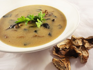 Zupa Grzybowa: sopa de cogumelos tipo funghi com batatas e creme de leite Zupa Grzybowa: sopa de cogumelos tipo funghi com batatas e creme de leite