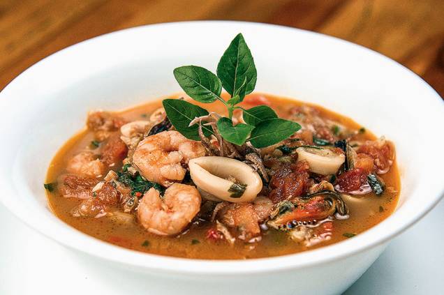 Sopa de frutos do mar: o caldo leva camarão, mexilhão, lula e vôngole Sopa de frutos do mar: o caldo leva camarão, mexilhão, lula e vôngole