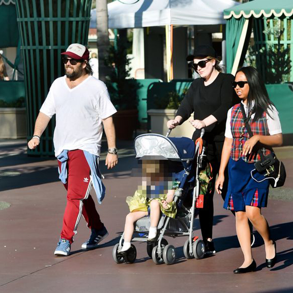 Adele passeia com o filho na Disneyland e fotos do garotinho chamam atenção por um motivo peculiar