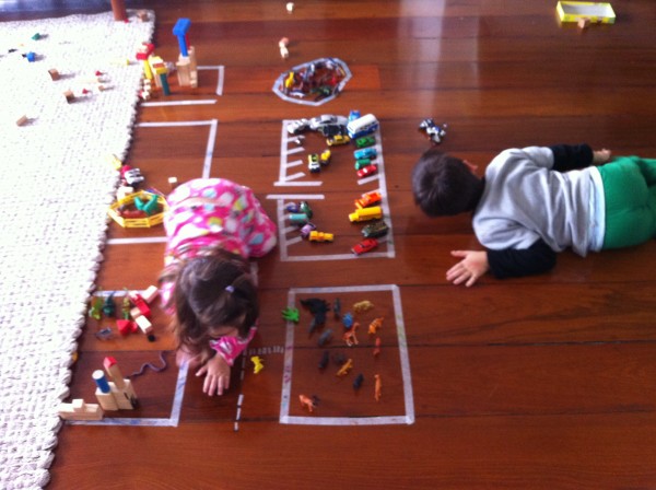 Além de organizar, também divide o espaço em partes iguais para quem tem mais de um filho (Foto: Reprodução)