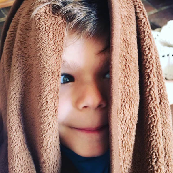 Filho de Luciana Gimenez e Marcelo de Carvalho aparece em raro clique no Instagram