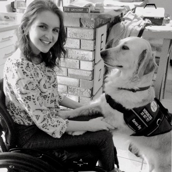 Jovem e sua cadela de serviço usaram o mesmo vestido para a formatura